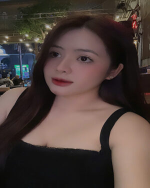 Nhân viên đang thực hiện massage lưng trong dịch vụ massage tại nhà Hồ Chí Minh